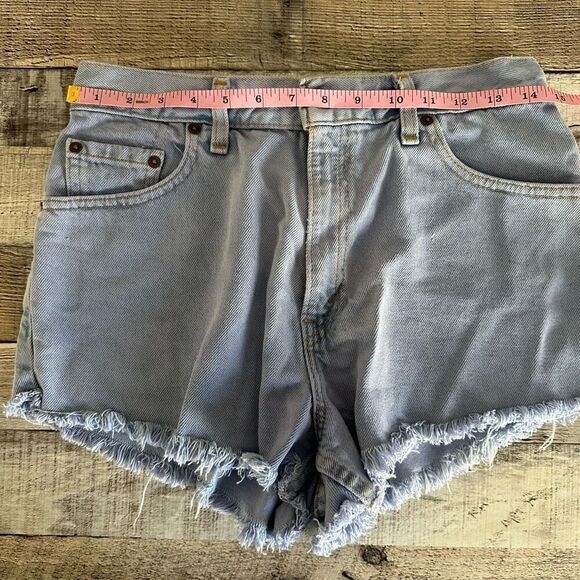 Vintage 90s Levi’s 550 Light Wash Denim Shorts | 10 - Picture 4 of 7